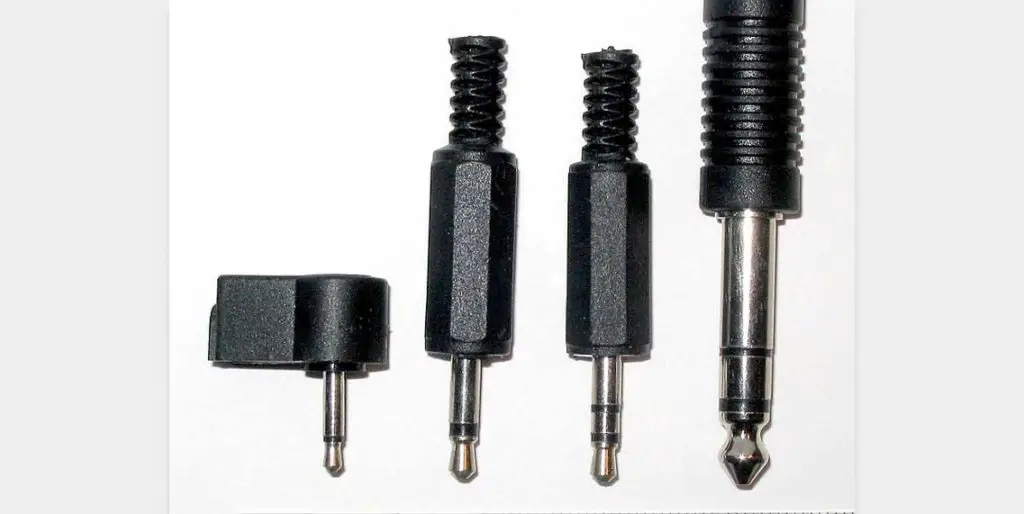 From left to right: 2.5mm mono jack, 3.5mm mono jack, 3.5mm stereo jack, 6.35mm stereo jack.