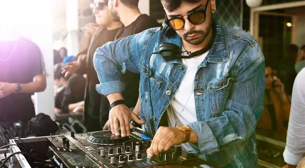 Becoming a working DJ will give you many advantages and open a world of opportunities before you. There are many pros of being a skilled DJ even if you're not that popular at first!