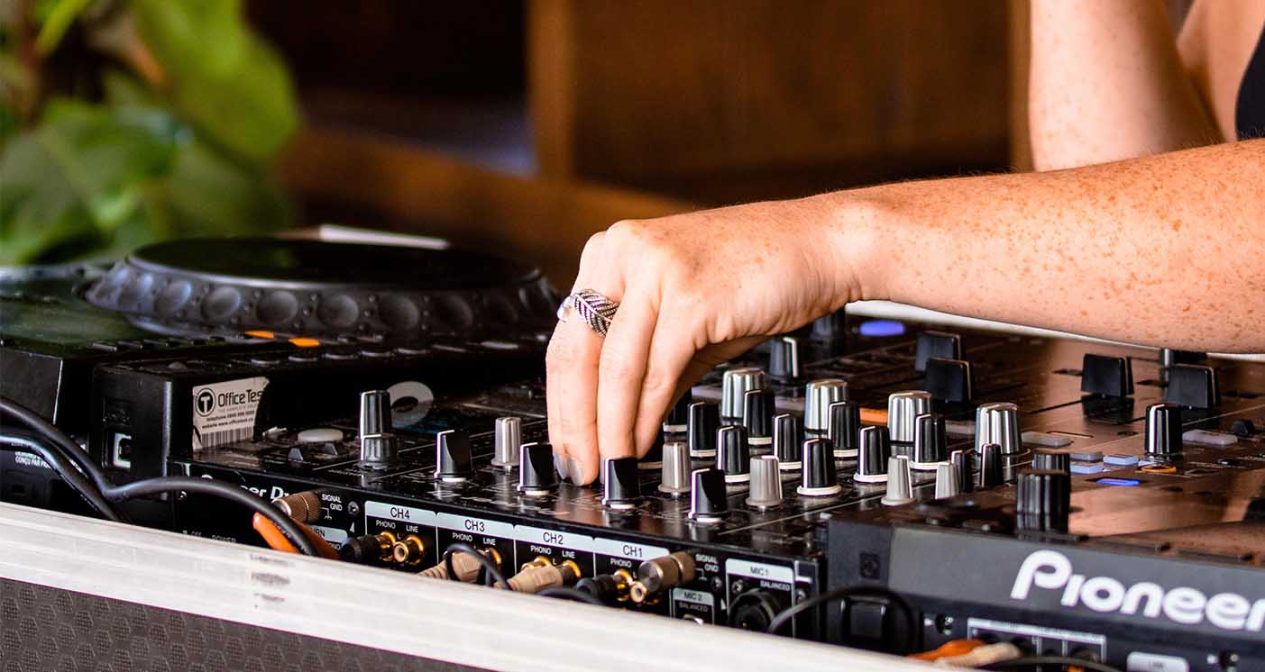 Can You DJ Without Headphones? And How To Do That djgear2k