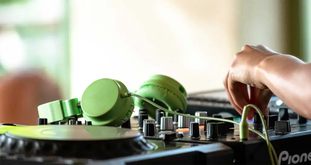 Is DJing without headphones possible? - Under some circumstances, it is.