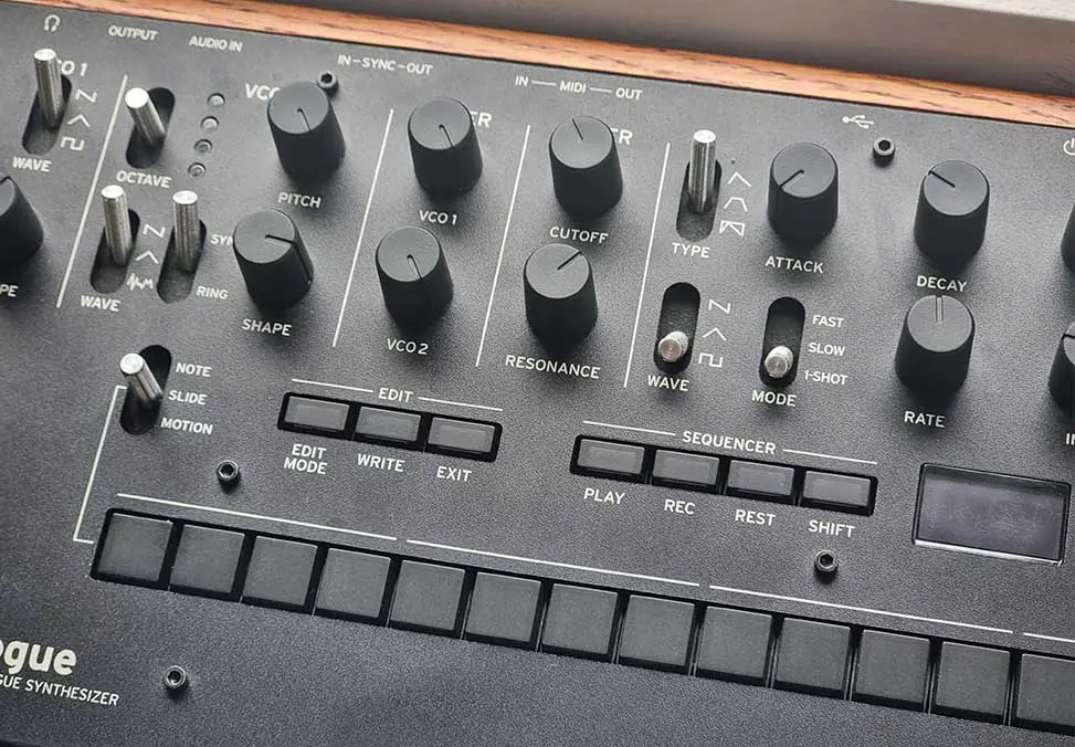 The controls on the Korg Monologue and the Korg Minilogue feel exactly the same, as they are made from the exact same components. 