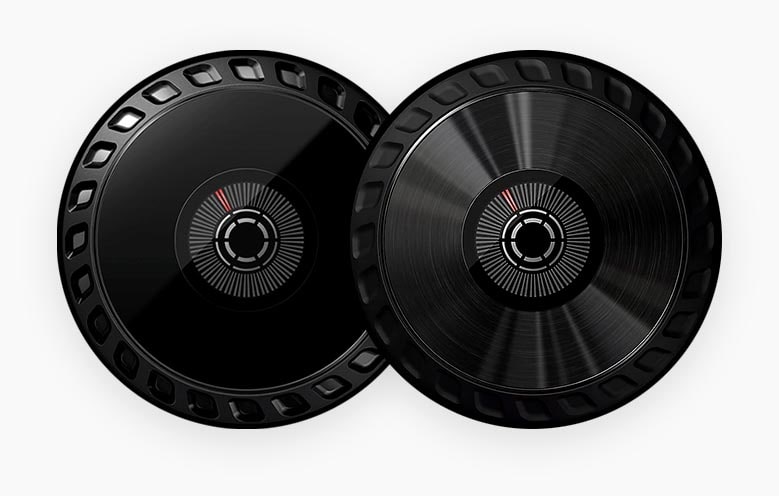 The Pioneer DDJ-FLX6-GT introduces a metallic top surface and a rubber-like edge finish to the original FLX6 jog wheels.