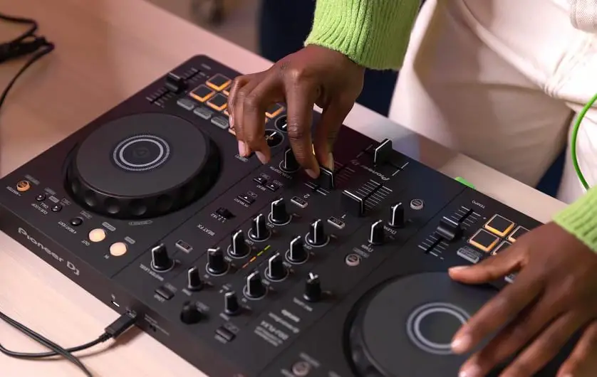 The Pioneer DDJ-FLX4 is a great device, however not exactly a large step up from the DDJ-400's feature set.