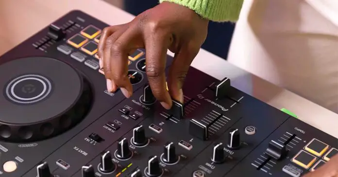 Is the Pioneer DJ DDJ-FLX4 the Best DJ Controller for Beginners? - Let's Find Out!