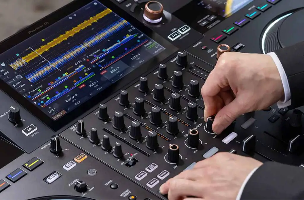 Pioneer DJ is starting to shift towards DJ controllers supporting both Rekordbox and Serato DJ out of the box.