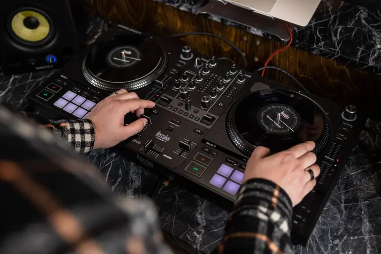 DJ using the motorized platters on a Hercules DJControl Inpulse T7.