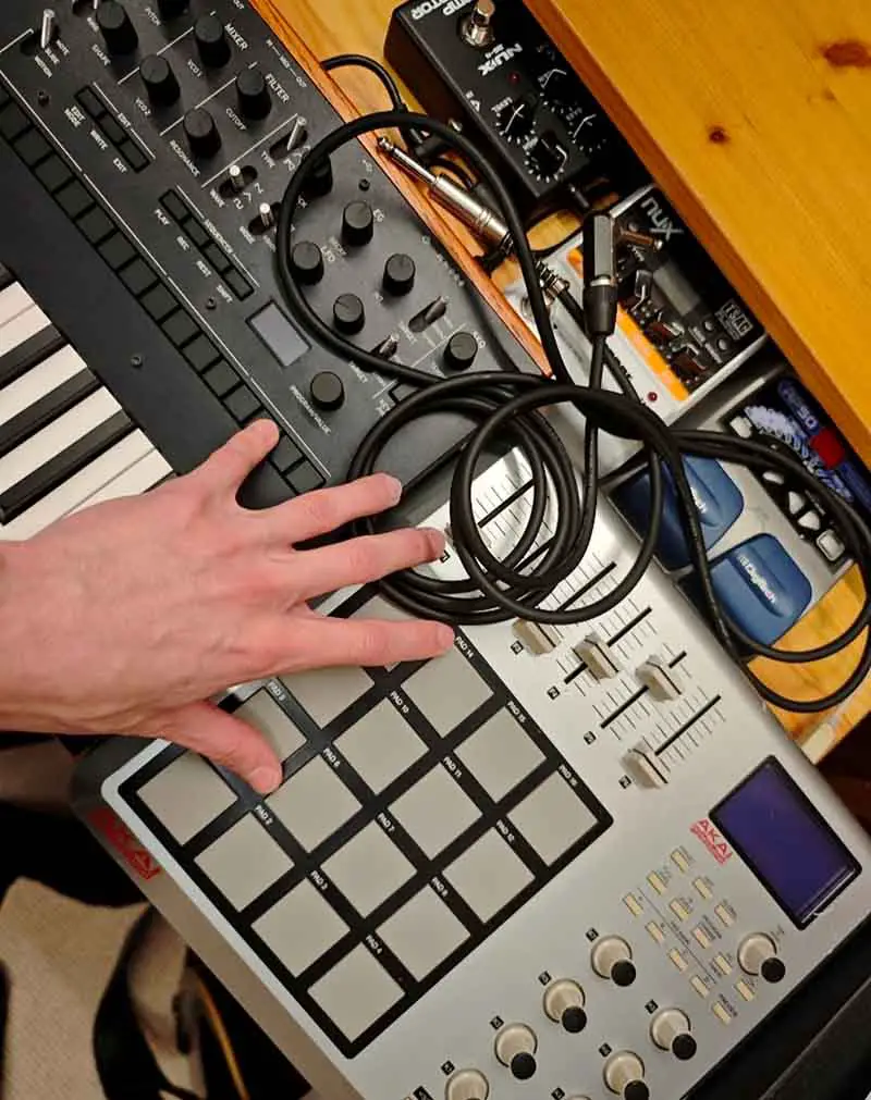 Music production setup with an MPC sampler, a Korg Monologue synthesizer and standalone effect units.